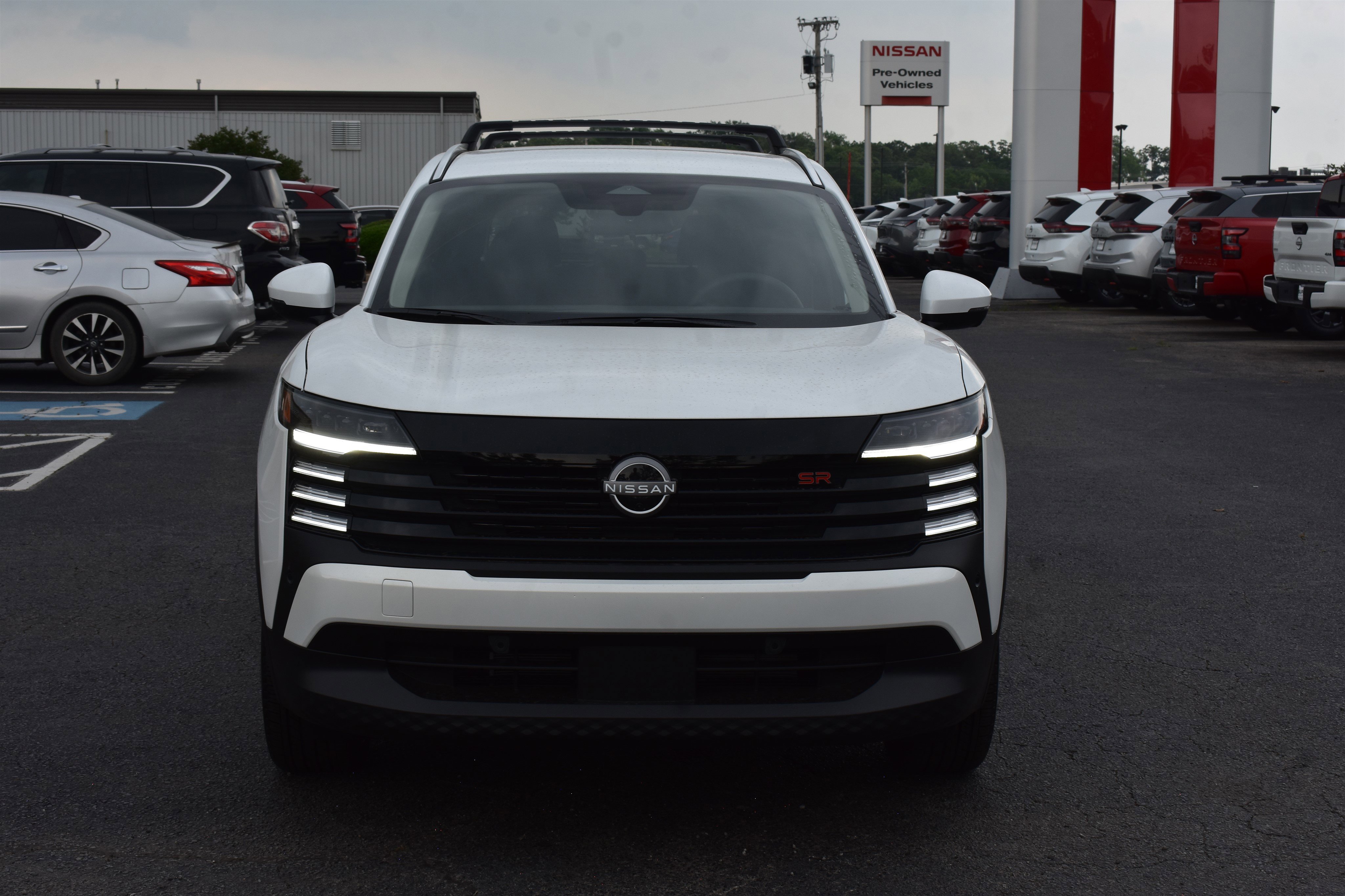 2025 Nissan Kicks SR photo 2