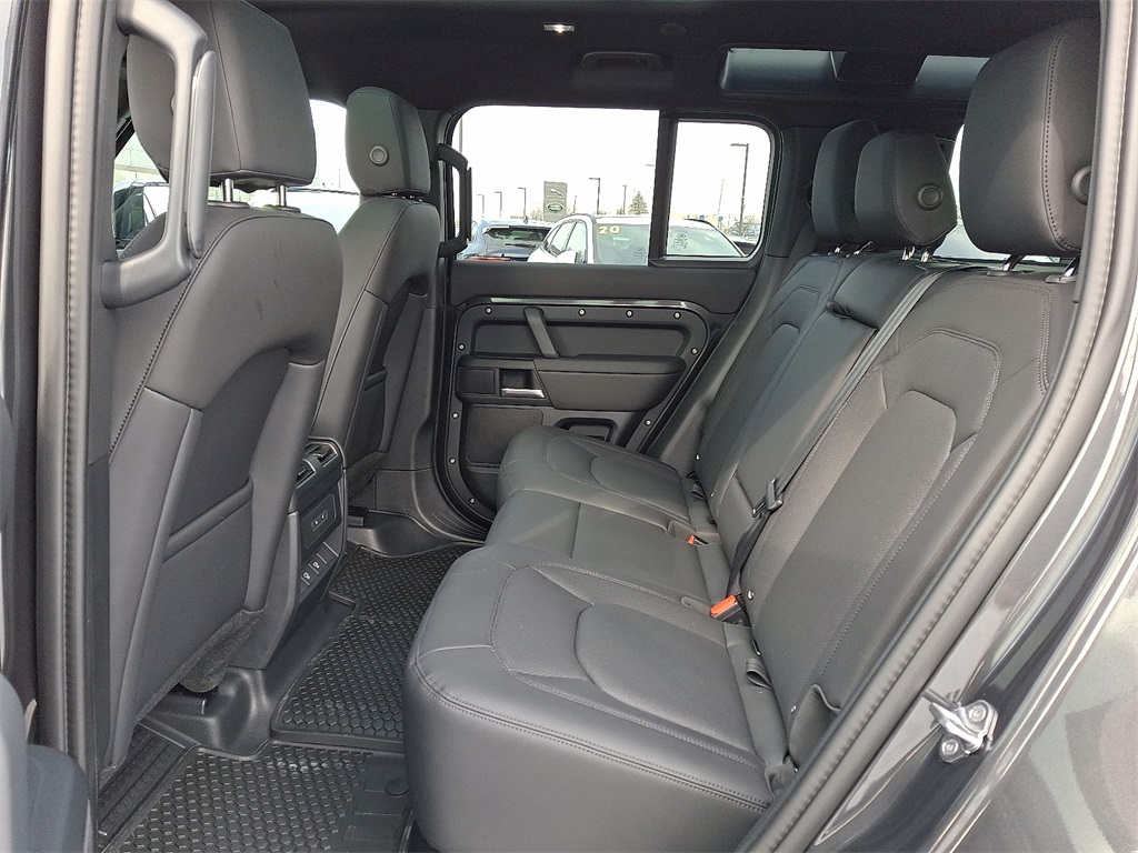2025 Land Rover Defender 110 S photo 5