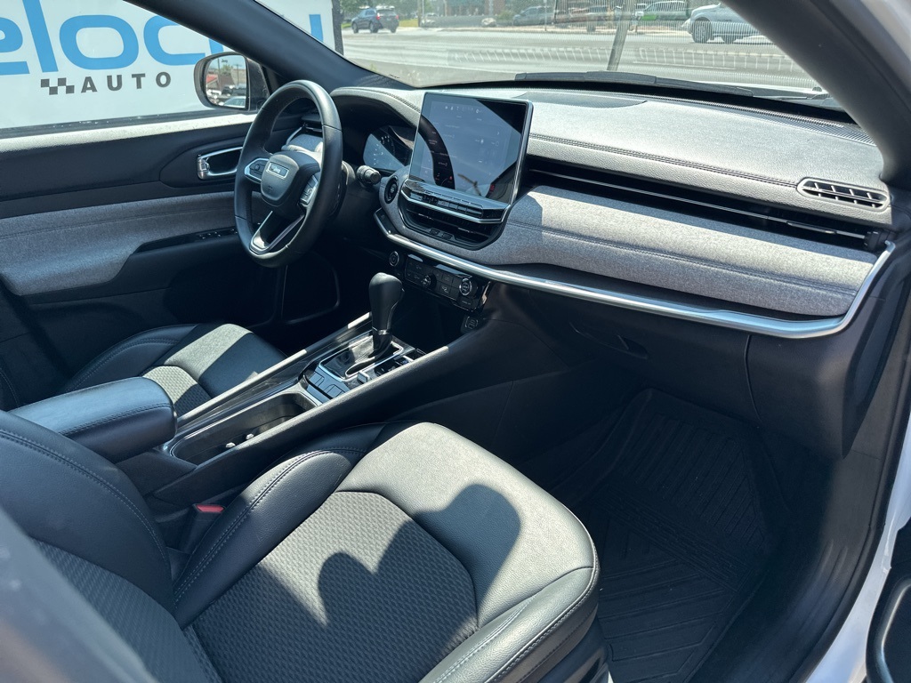 2023 Jeep Compass Latitude photo 17
