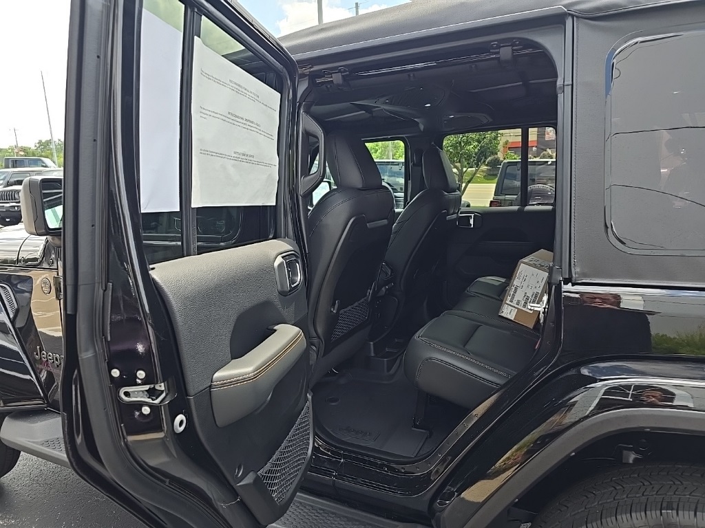 2025 Jeep Wrangler Sahara photo 15