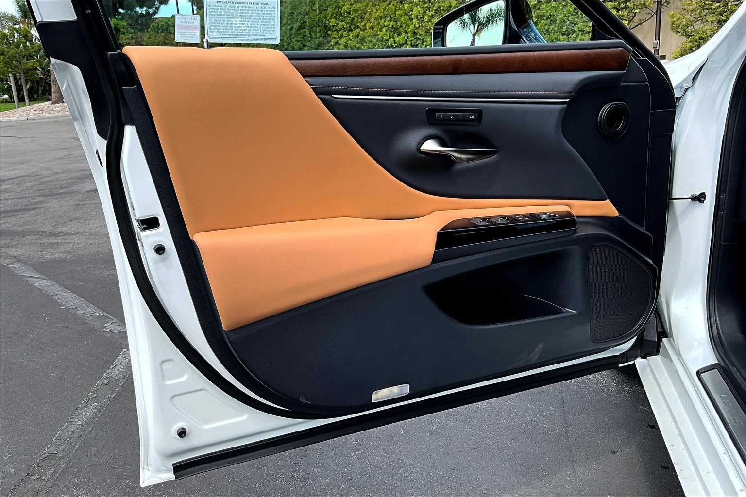 2025 Lexus ES 300h Premium photo 15