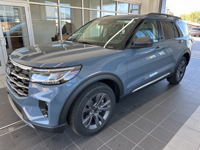 2025 Ford Explorer photo 2