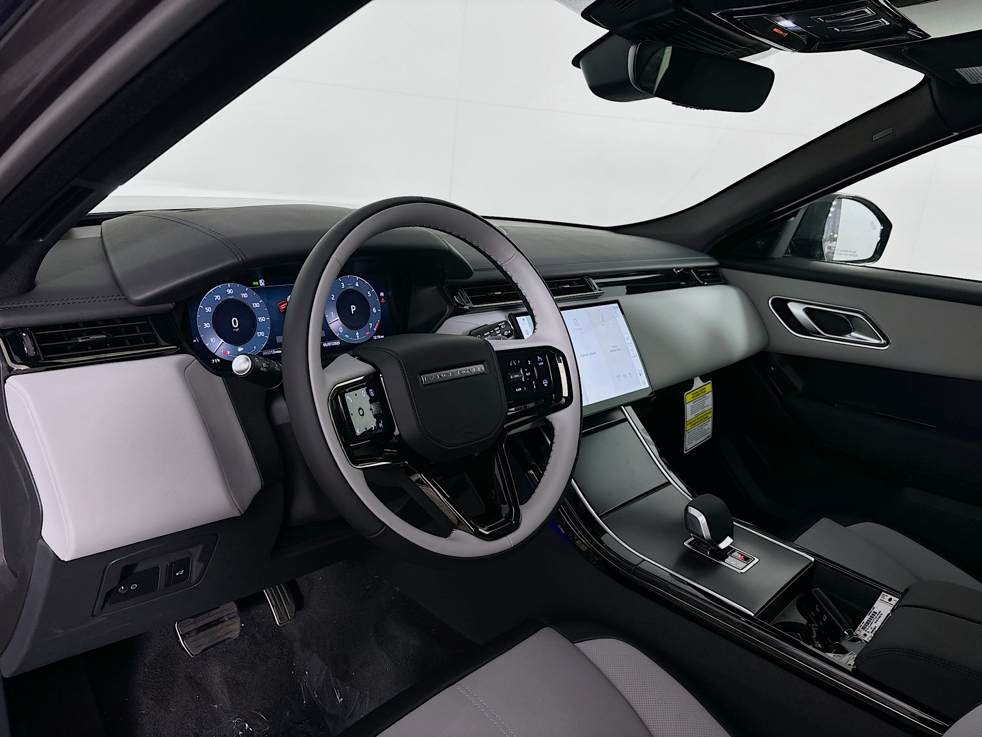 2026 Land Rover Range Rover Velar SE photo 6