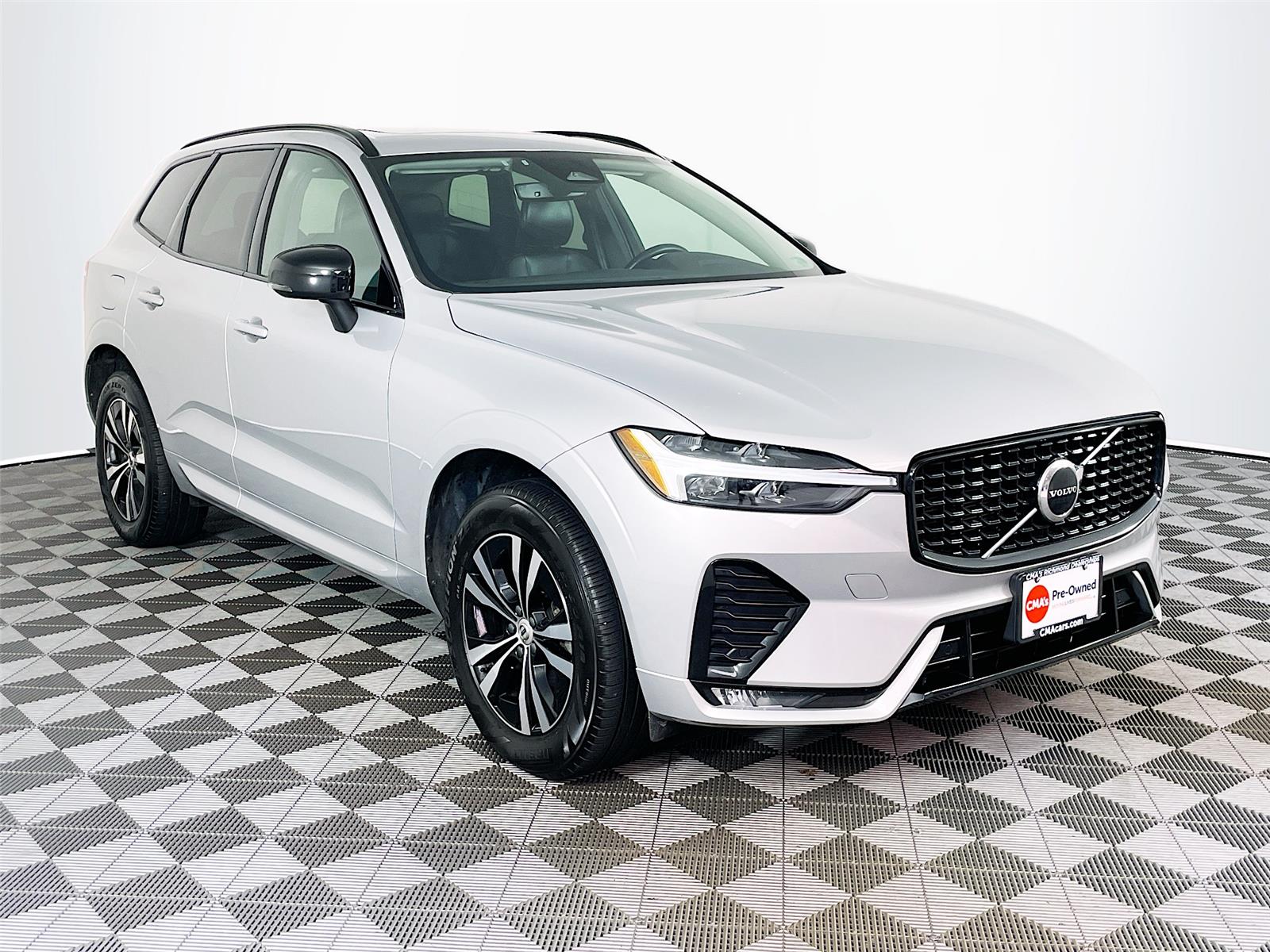2024 Volvo XC60 Core's photo