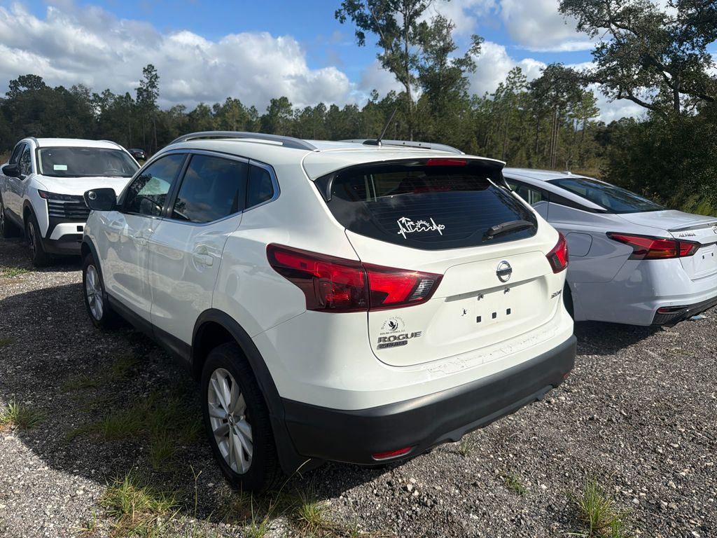2017 Nissan Rogue Sport SV photo 2