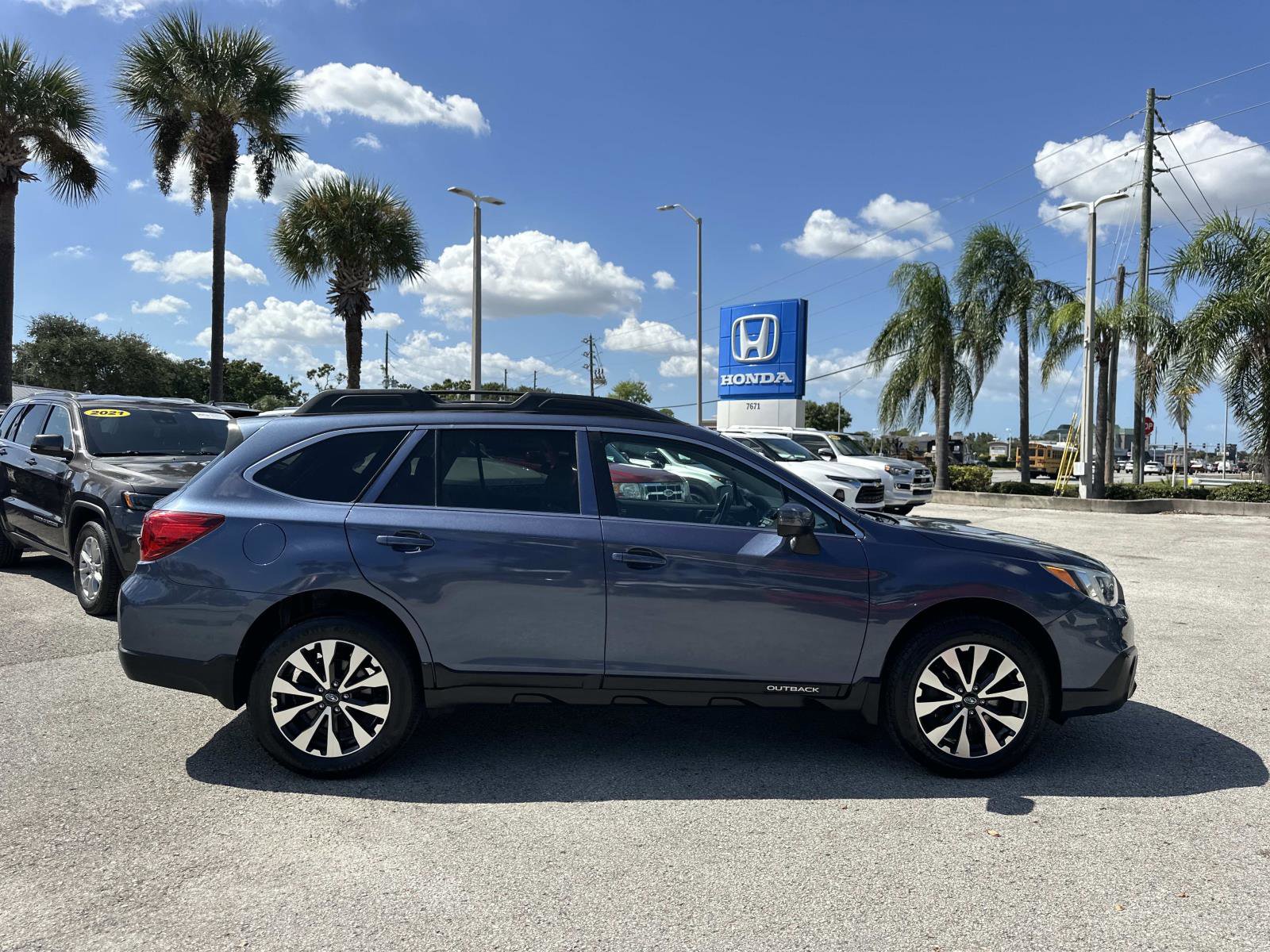 2017 Subaru Outback Limited photo 2