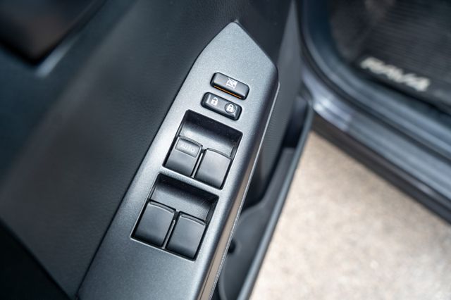 2017 Toyota RAV4 LE photo 19