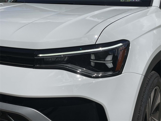 2025 Volkswagen Taos SE photo 8