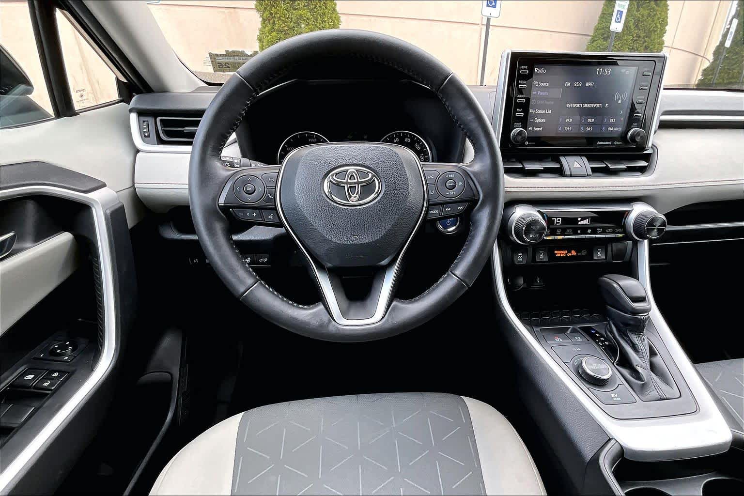 2021 Toyota RAV4 Hybrid XLE photo 2