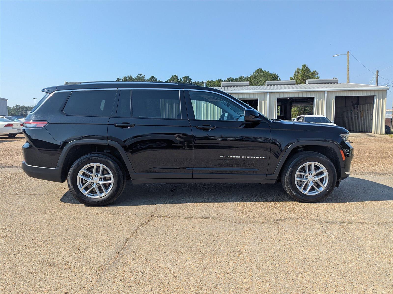 2023 Jeep Grand Cherokee Laredo photo 6