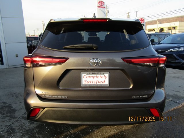 Image of Pre-Owned 2022 Toyota Highlander XLE 4D Sport Utility AWD