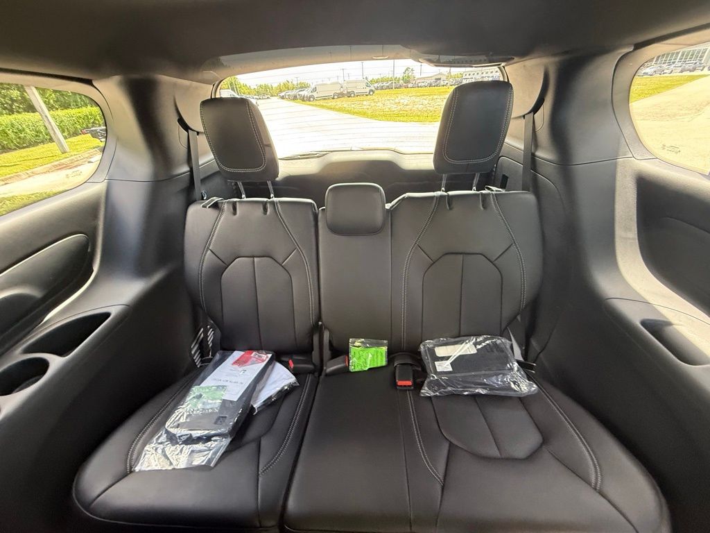 2026 Chrysler Pacifica photo 22