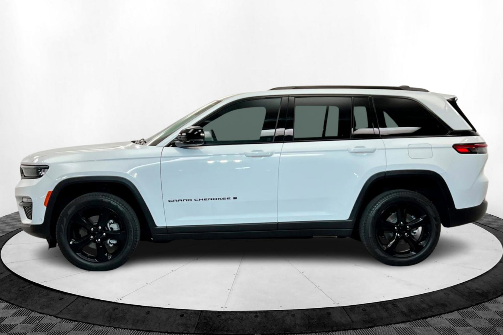 2024 Jeep Grand Cherokee Limited photo 2