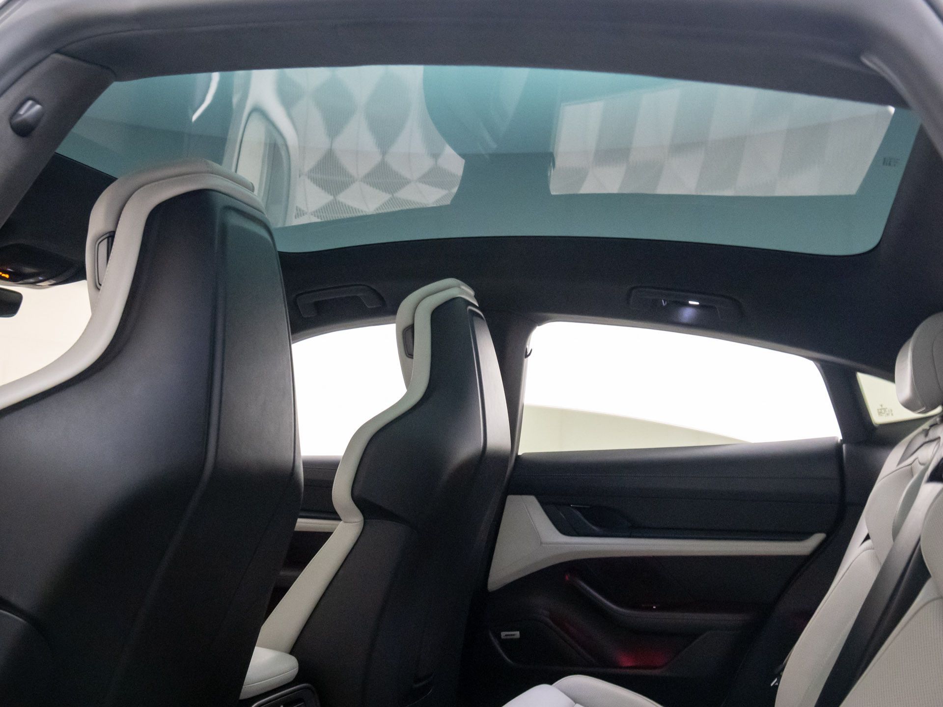 2021 Porsche Taycan Turbo photo 17