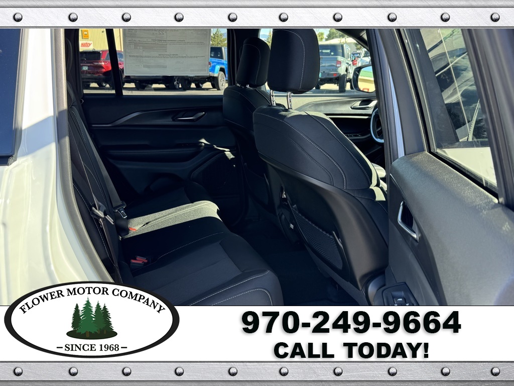 2025 Jeep Grand Cherokee Laredo X photo 4