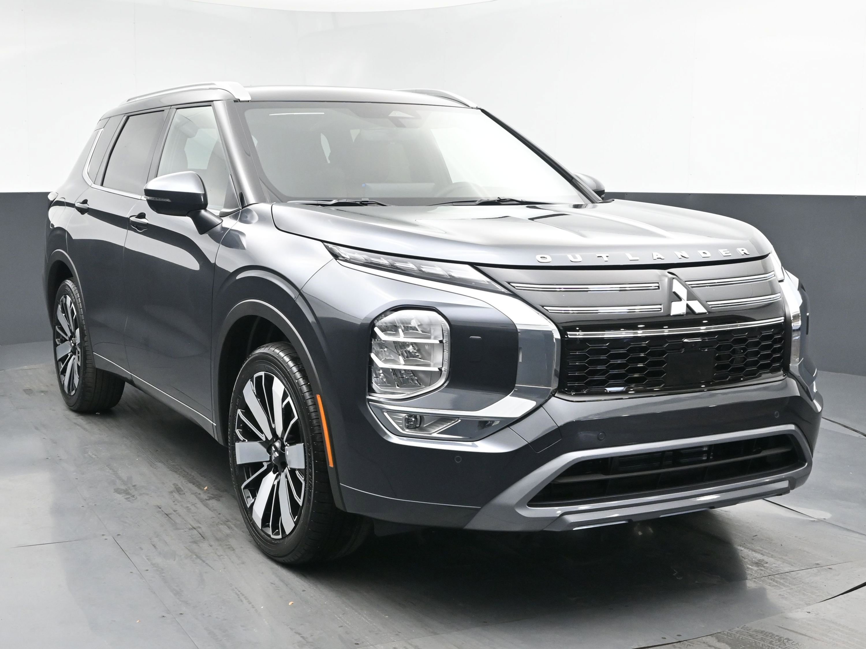 2025 Mitsubishi Outlander SEL photo 2