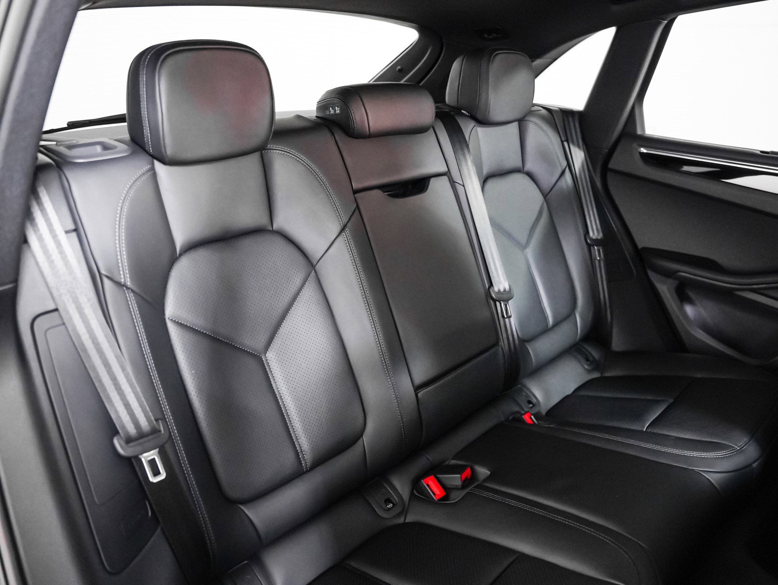 2025 Porsche Macan T photo 4