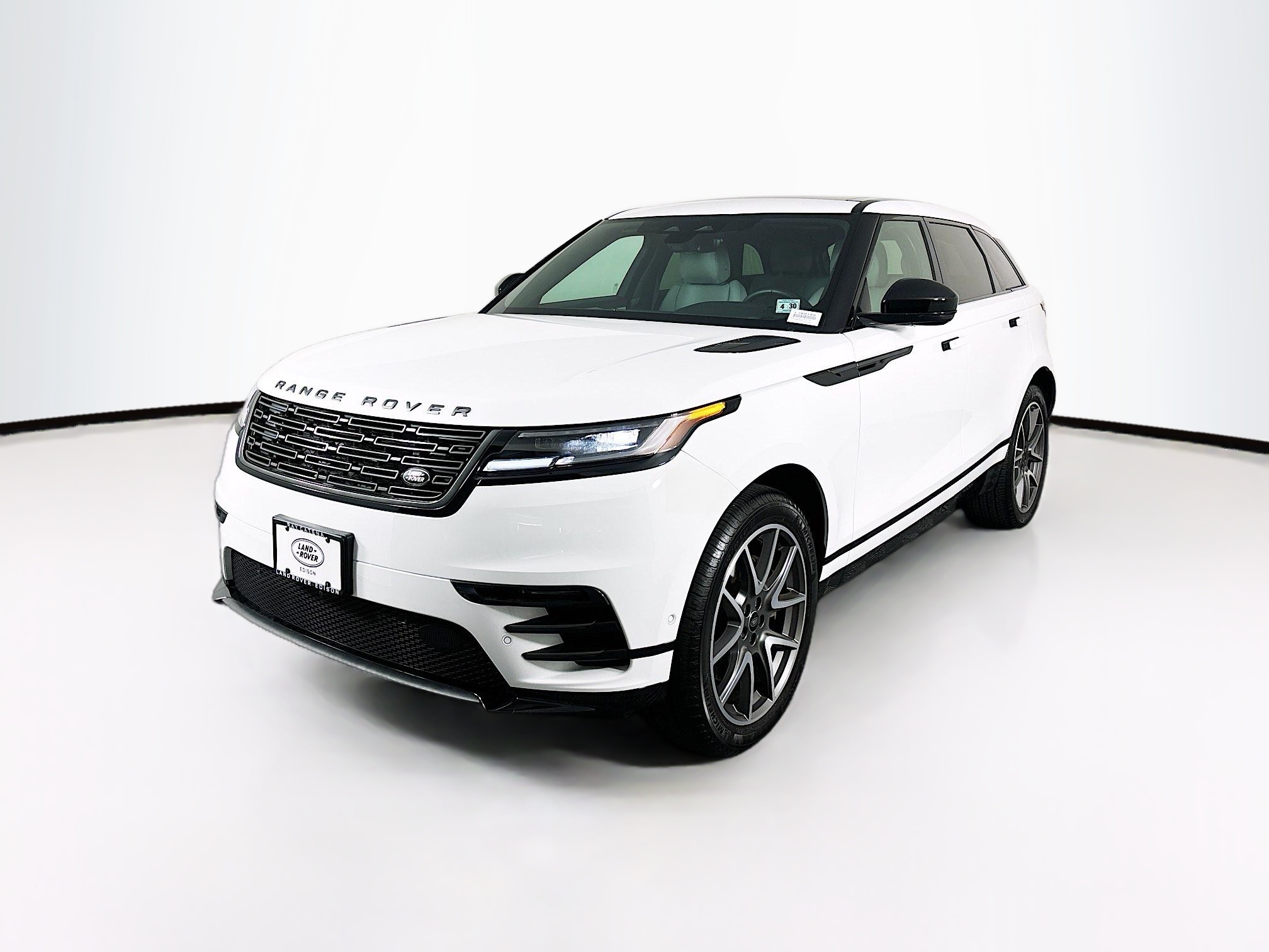 2026 Land Rover Range Rover Velar Dynamic SE's photo