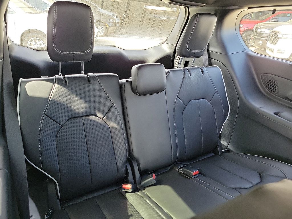 2025 Chrysler Pacifica Limited photo 10