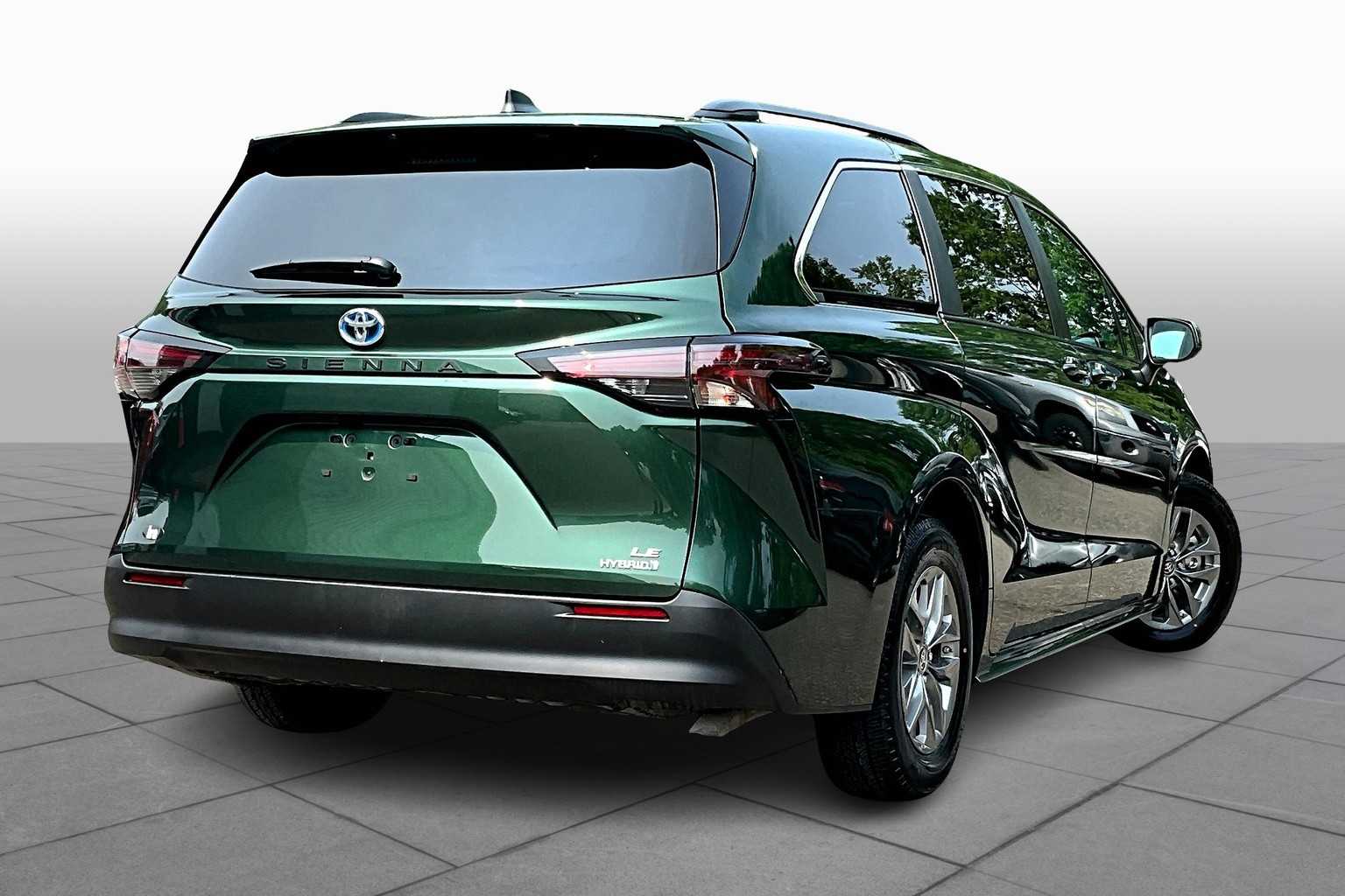 2024 Toyota Sienna LE photo 12