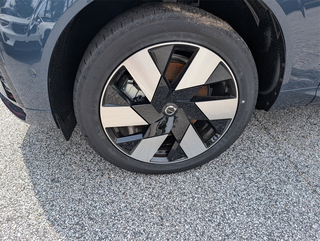 2025 Volvo XC60 T8 Plus photo 2