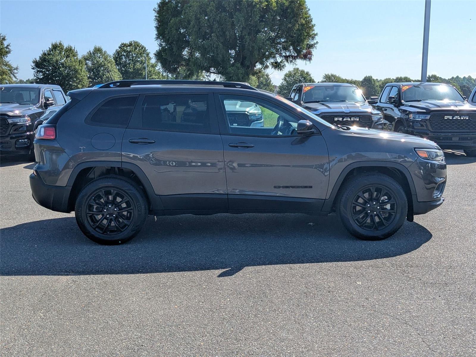 2023 Jeep Cherokee Altitude Lux photo 2