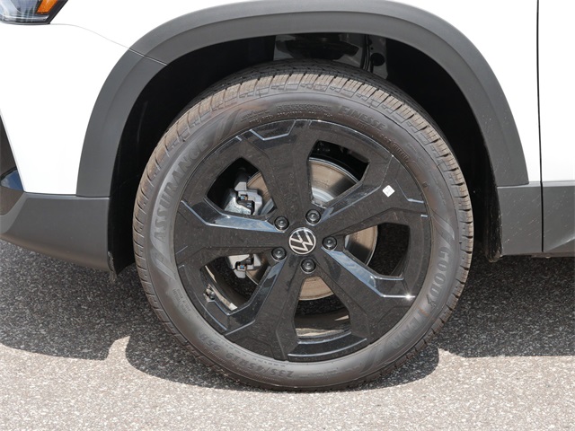 2025 Volkswagen Taos SE photo 2