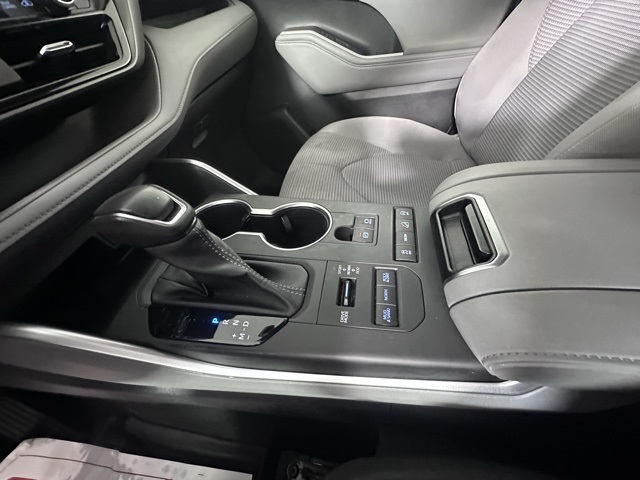 2022 Toyota Highlander LE photo 21