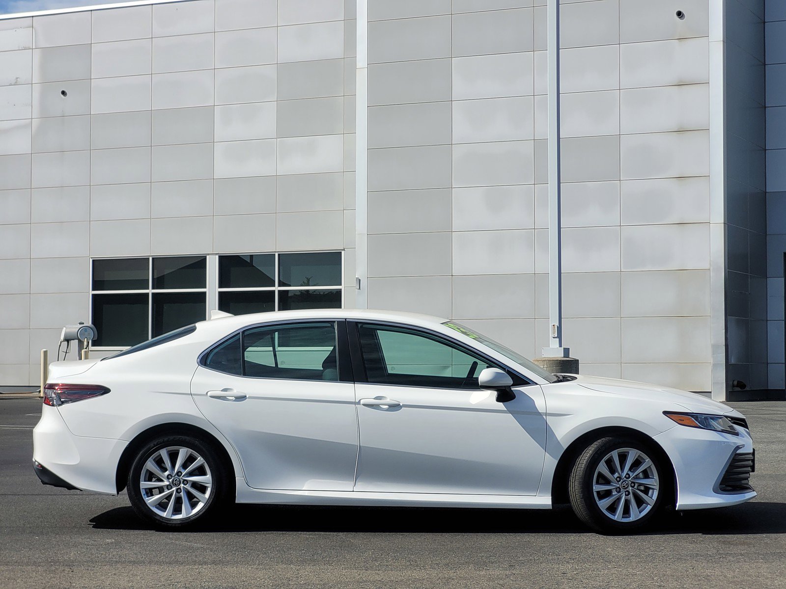2023 Toyota Camry LE photo 3