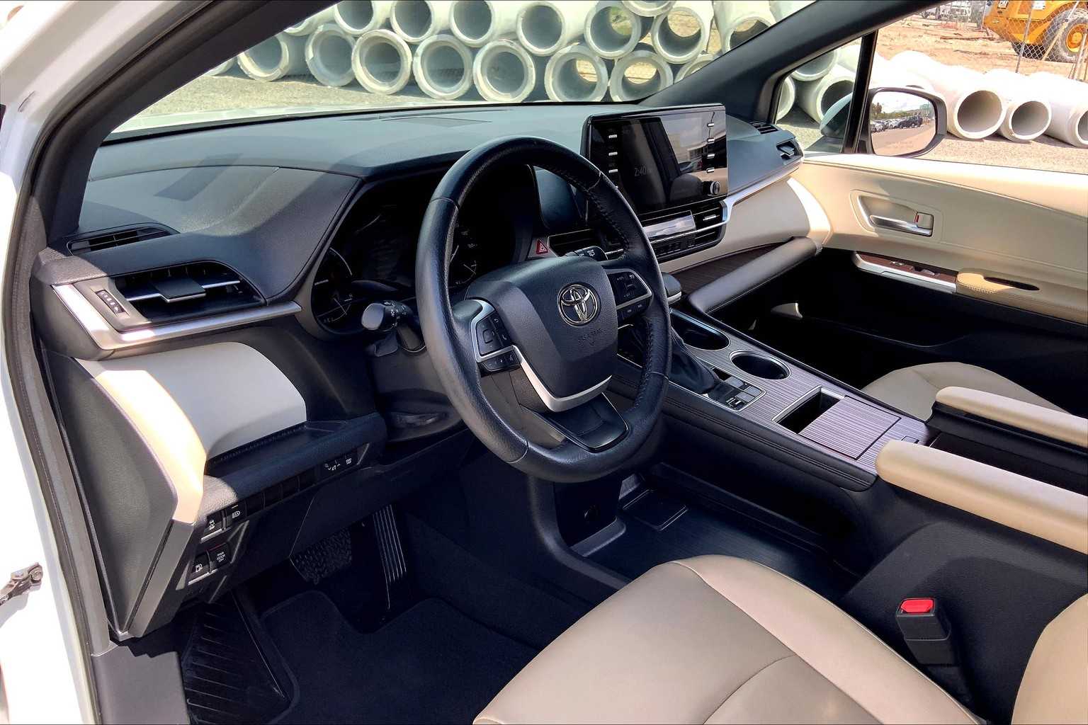 2023 Toyota Sienna XLE photo 16