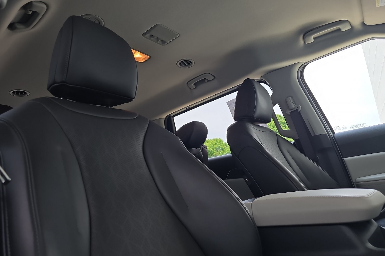 2024 Kia Carnival LX photo 17