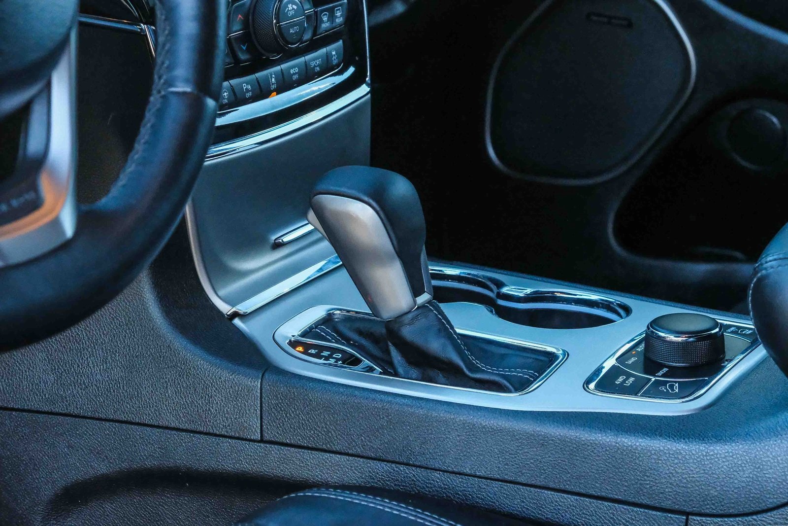 2019 Jeep Grand Cherokee Overland photo 18