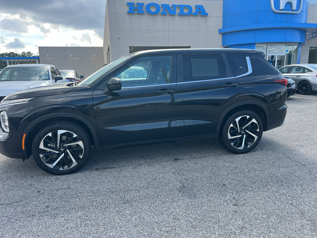 2024 Mitsubishi Outlander SE Black Edition photo 2