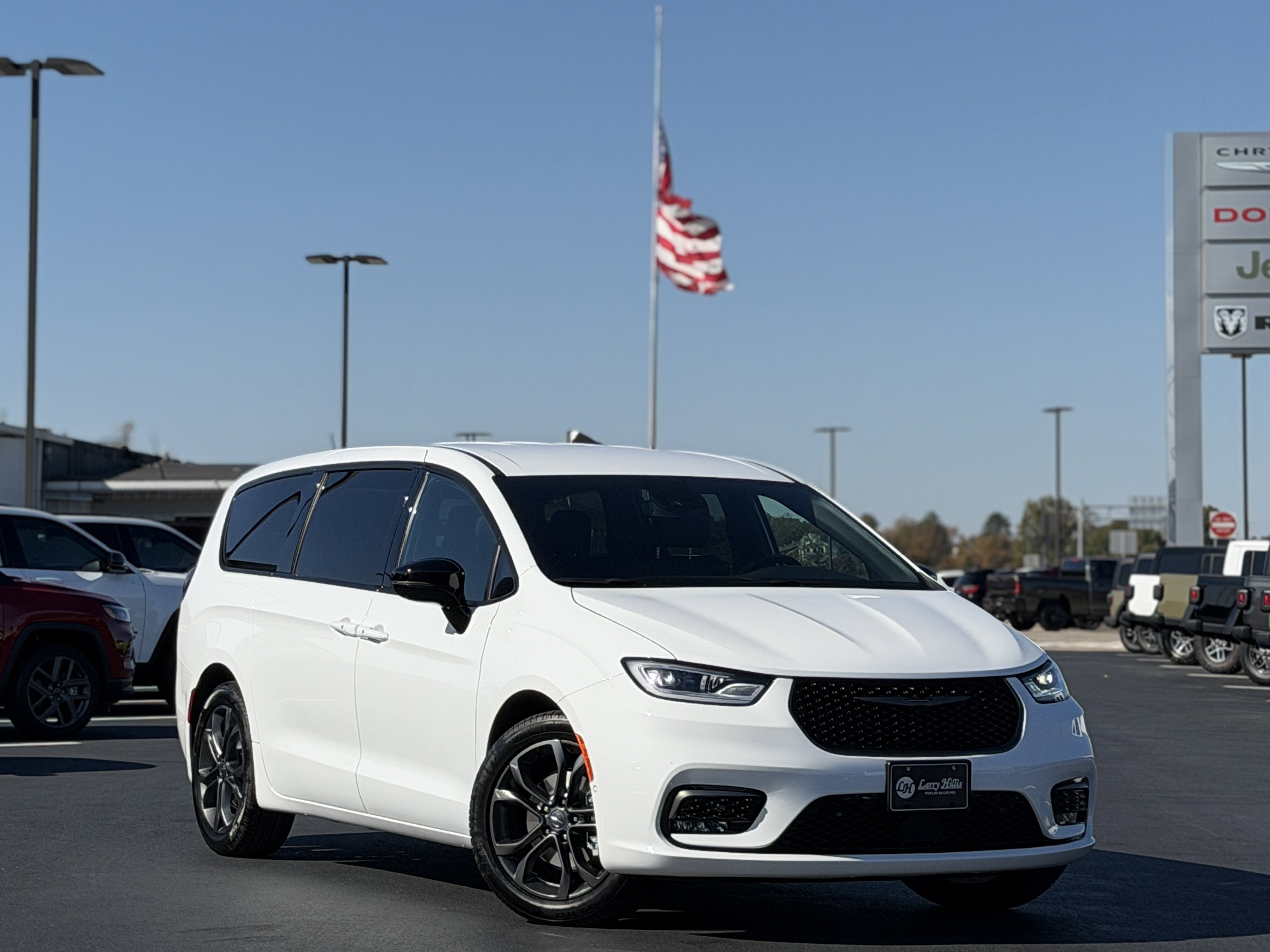 2026 Chrysler Pacifica Select's photo