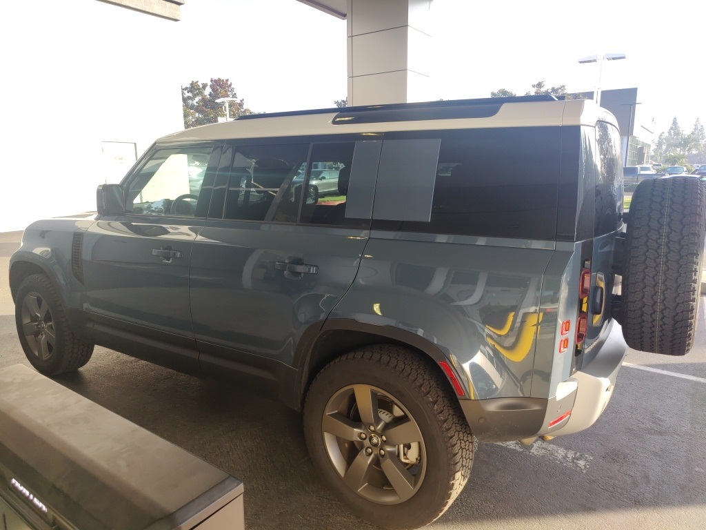 2025 Land Rover Defender 110 S photo 2