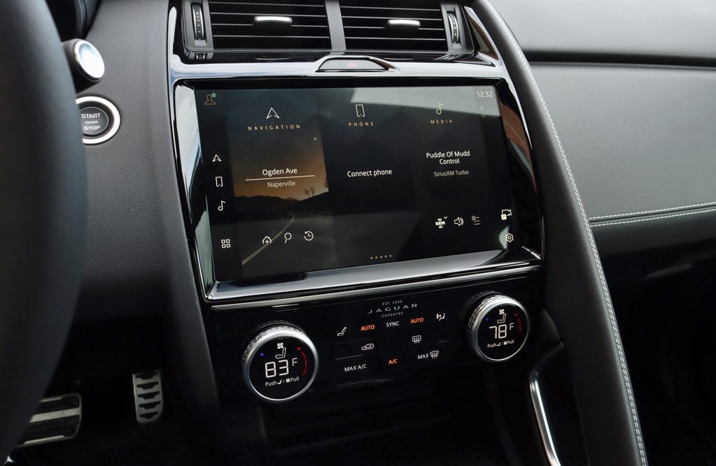 2024 JAGUAR E-PACE - Image 17