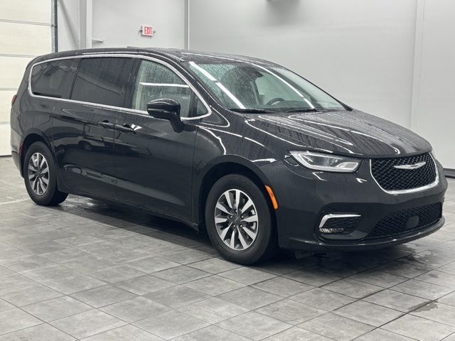 2024 Chrysler Pacifica PHEV Select's photo