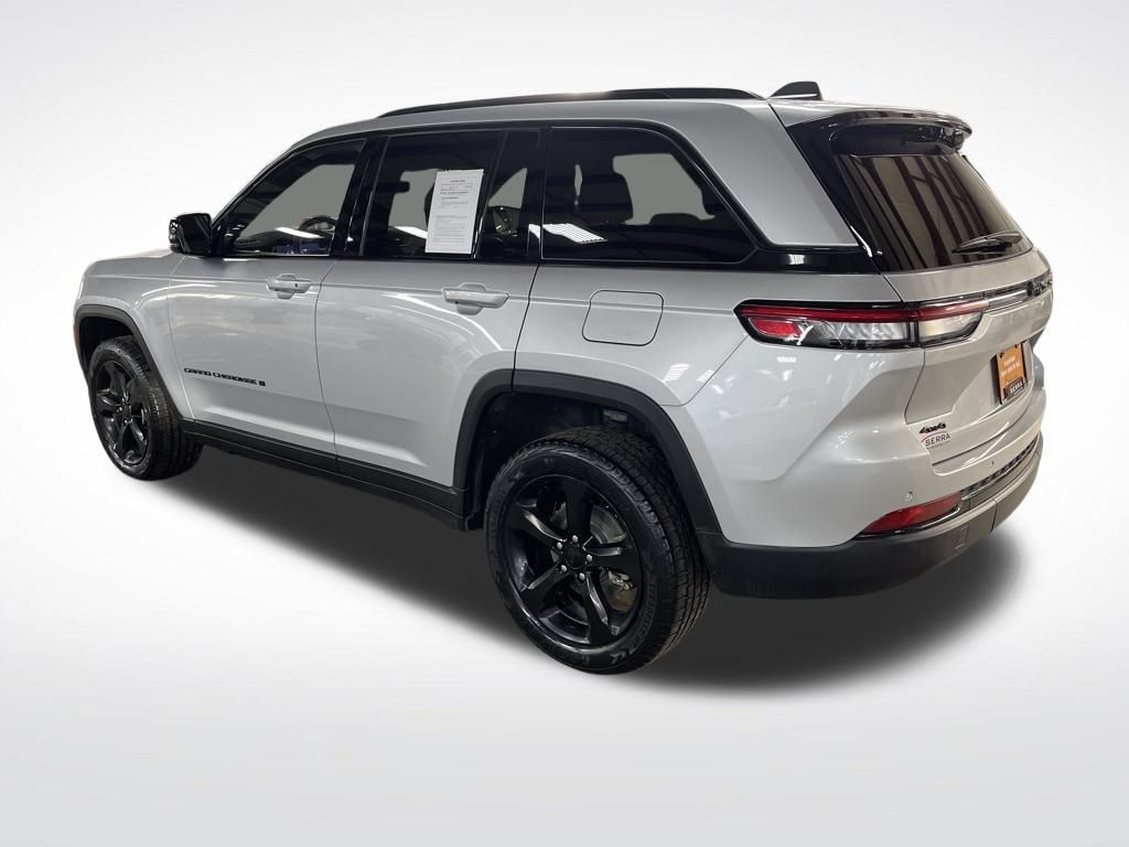 2023 Jeep Grand Cherokee Altitude photo 2