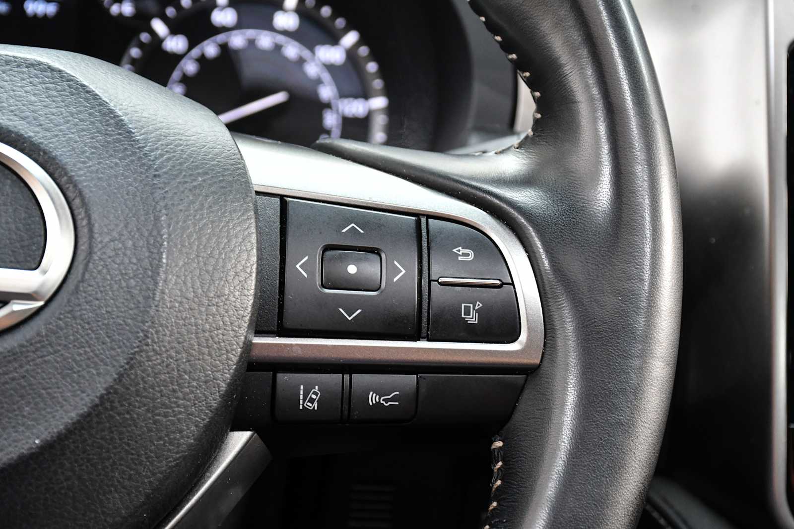 Certified Used 2023 Atomic Silver Lexus 460 Premium image 20