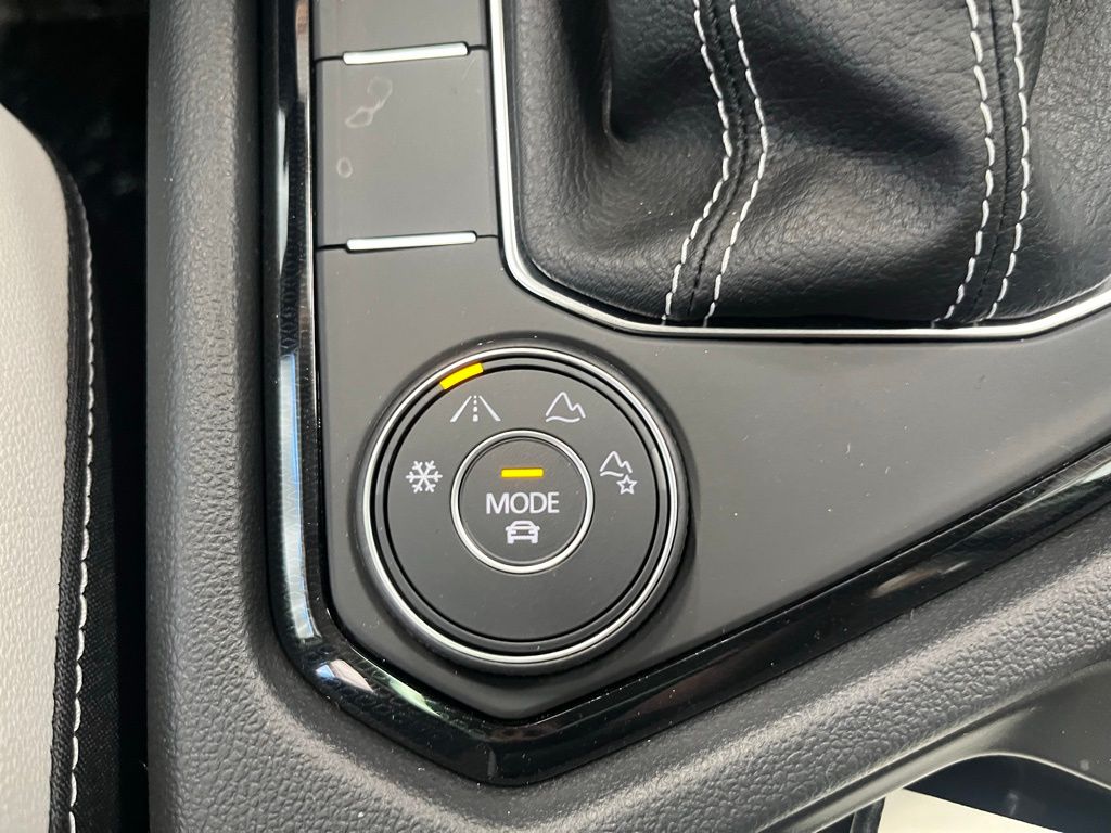 2025 Volkswagen Taos SE photo 12