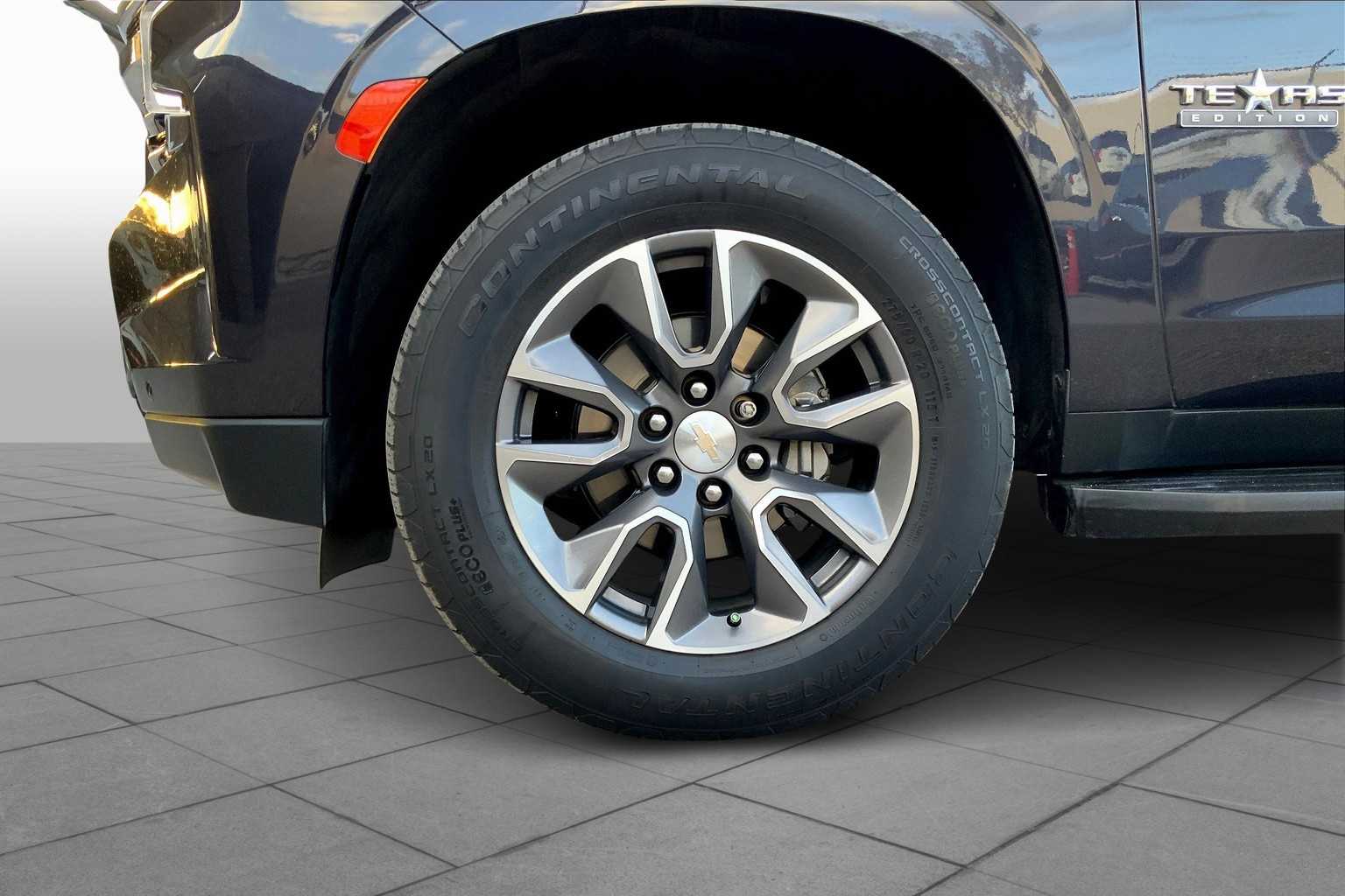 2022 Chevrolet Suburban LT photo 10