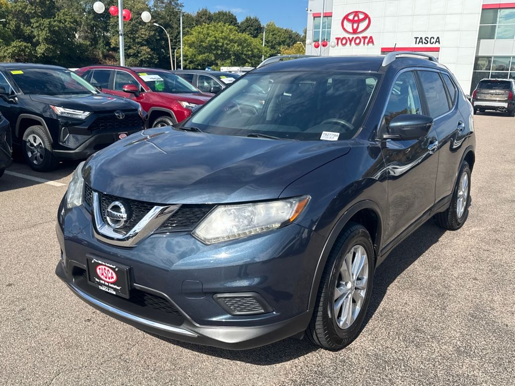 2016 Nissan Rogue SV photo 2