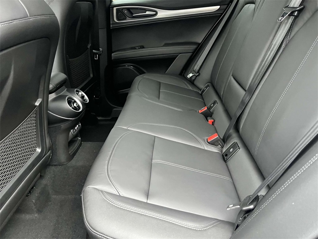 2025 Alfa Romeo Stelvio Sprint Base photo 2
