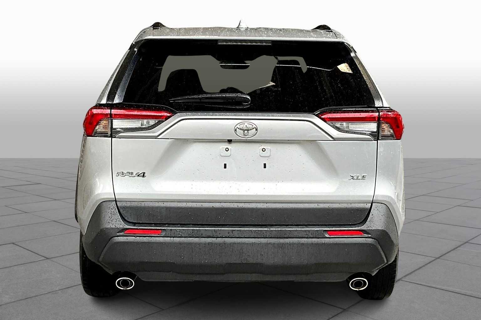 2020 Toyota RAV4 XLE photo 3