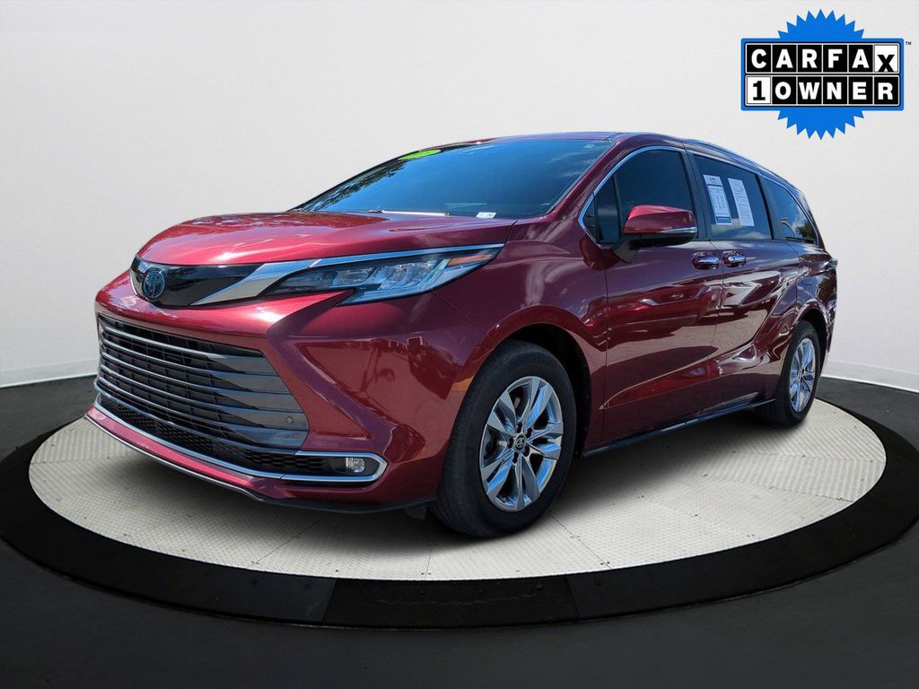 2023 Toyota Sienna Limited's photo
