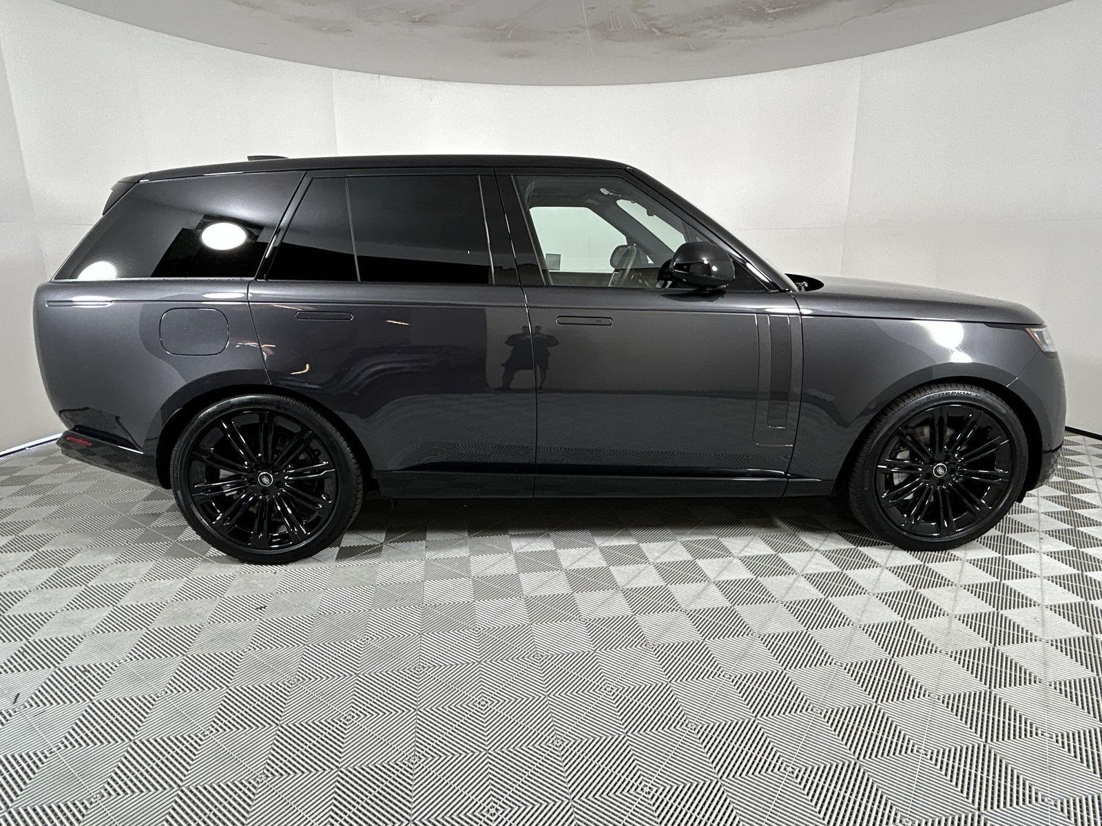 2025 Land Rover Range Rover SE photo 6