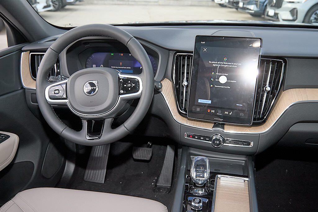 2026 VOLVO XC60 - Image 23