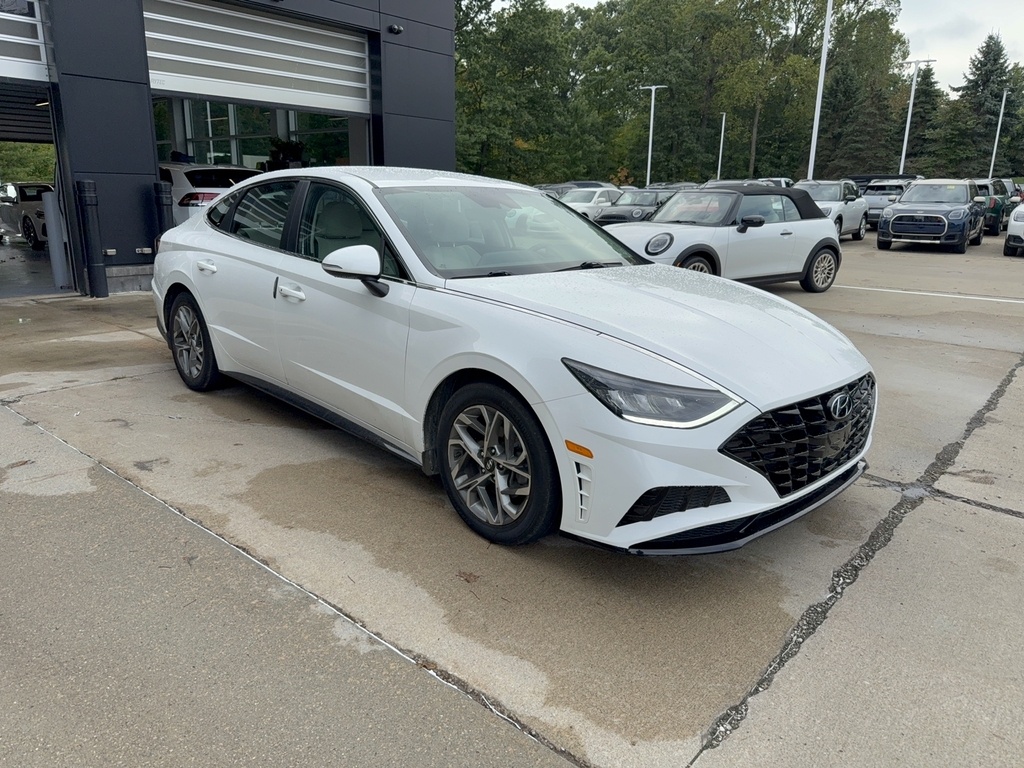 2022 Hyundai Sonata SE photo 2