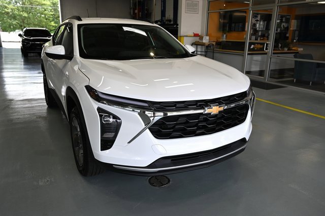 2025 Chevrolet Trax LT photo 2