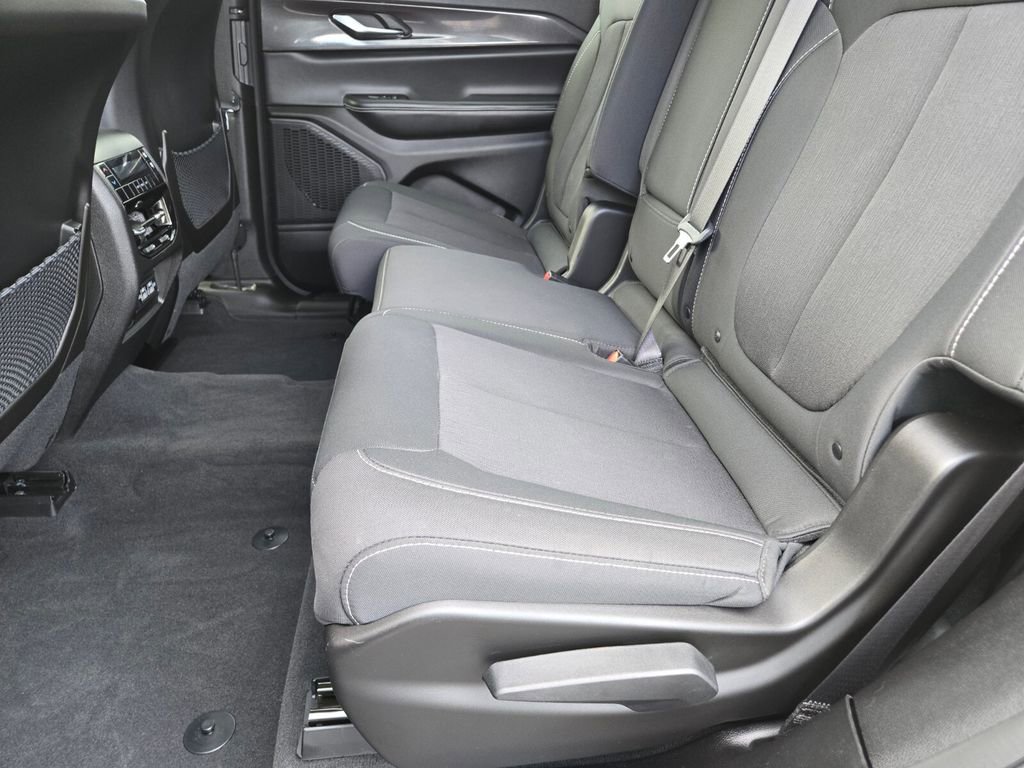 2023 Jeep Grand Cherokee Laredo photo 11